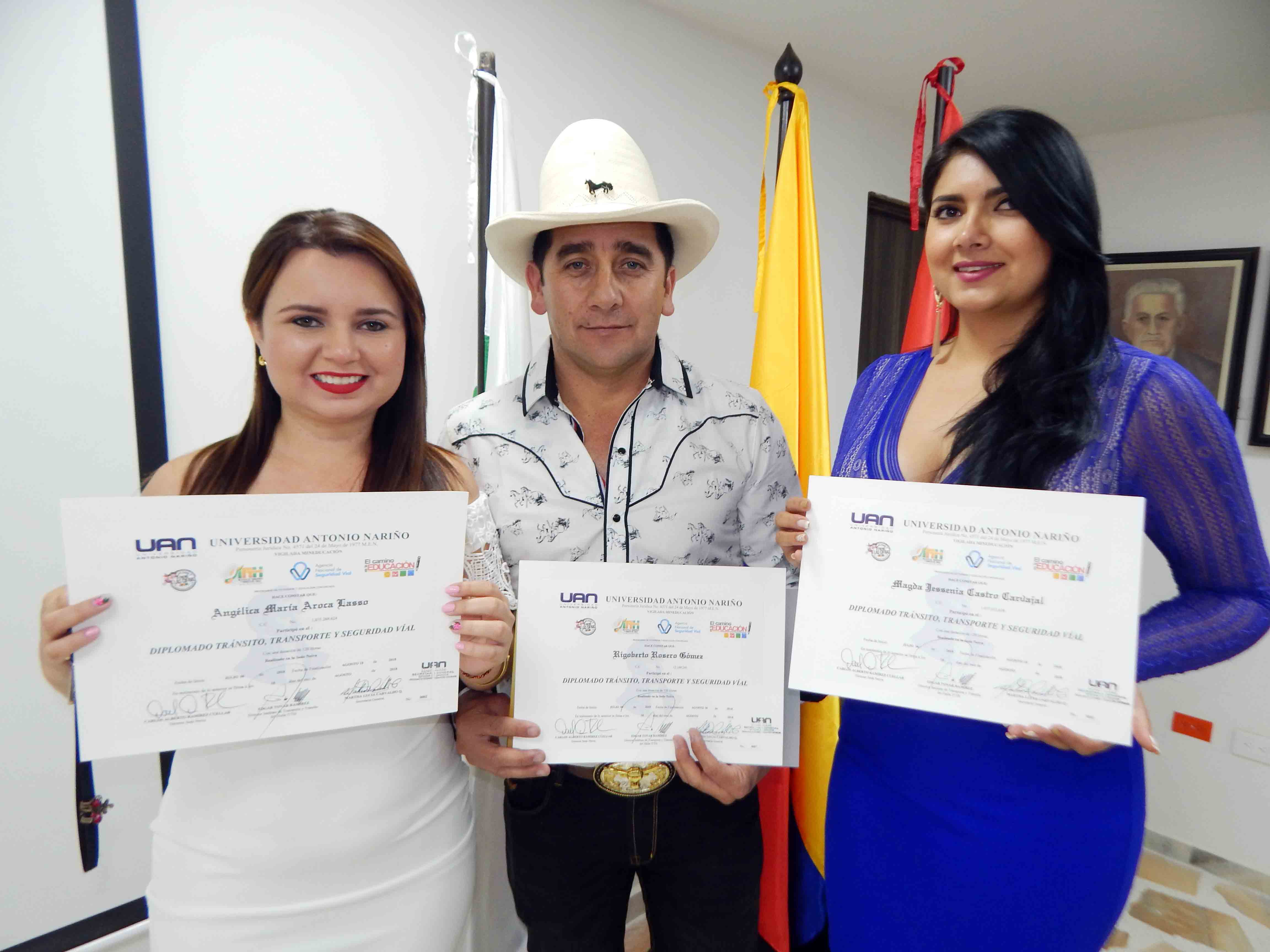 Angélica Aroca, el alcalde del municipio de Isnos Rigoberto Rosero y Magda Castro.